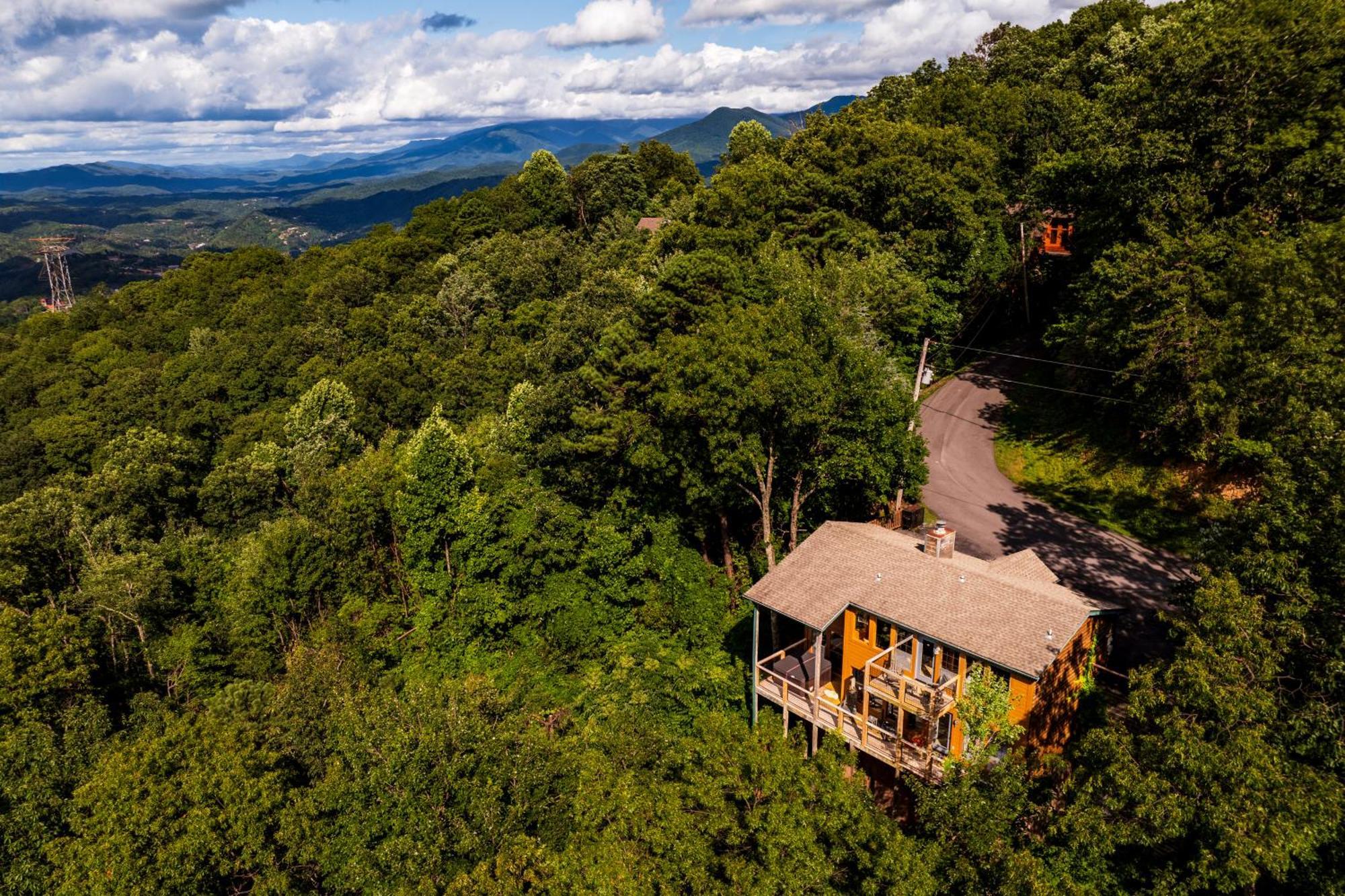 Elevista - Quaint&Private-Views-Hottub-Pooltable-Bears-3 Clubhouse Pools Villa Gatlinburg Exterior photo