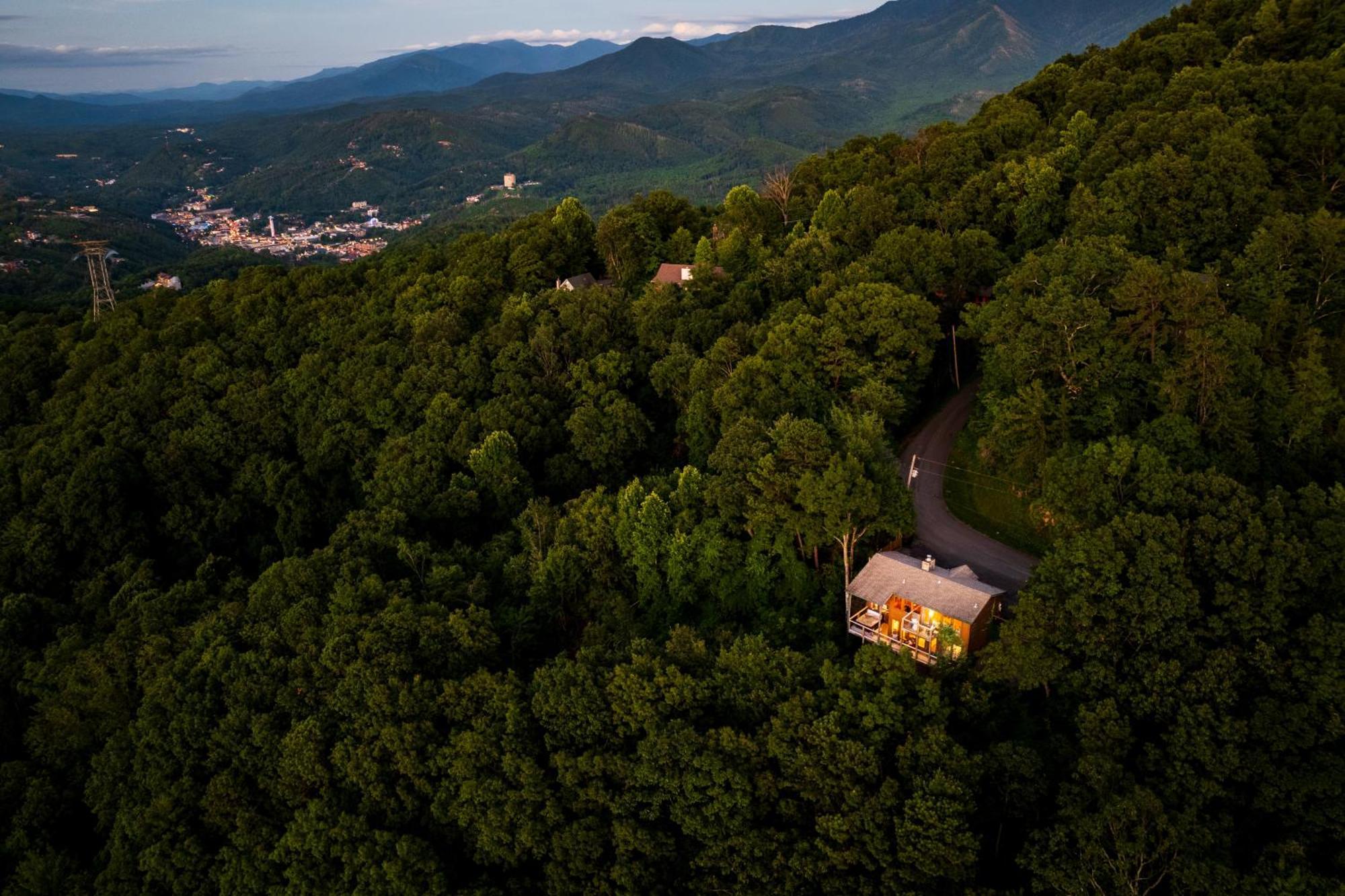 Elevista - Quaint&Private-Views-Hottub-Pooltable-Bears-3 Clubhouse Pools Villa Gatlinburg Exterior photo