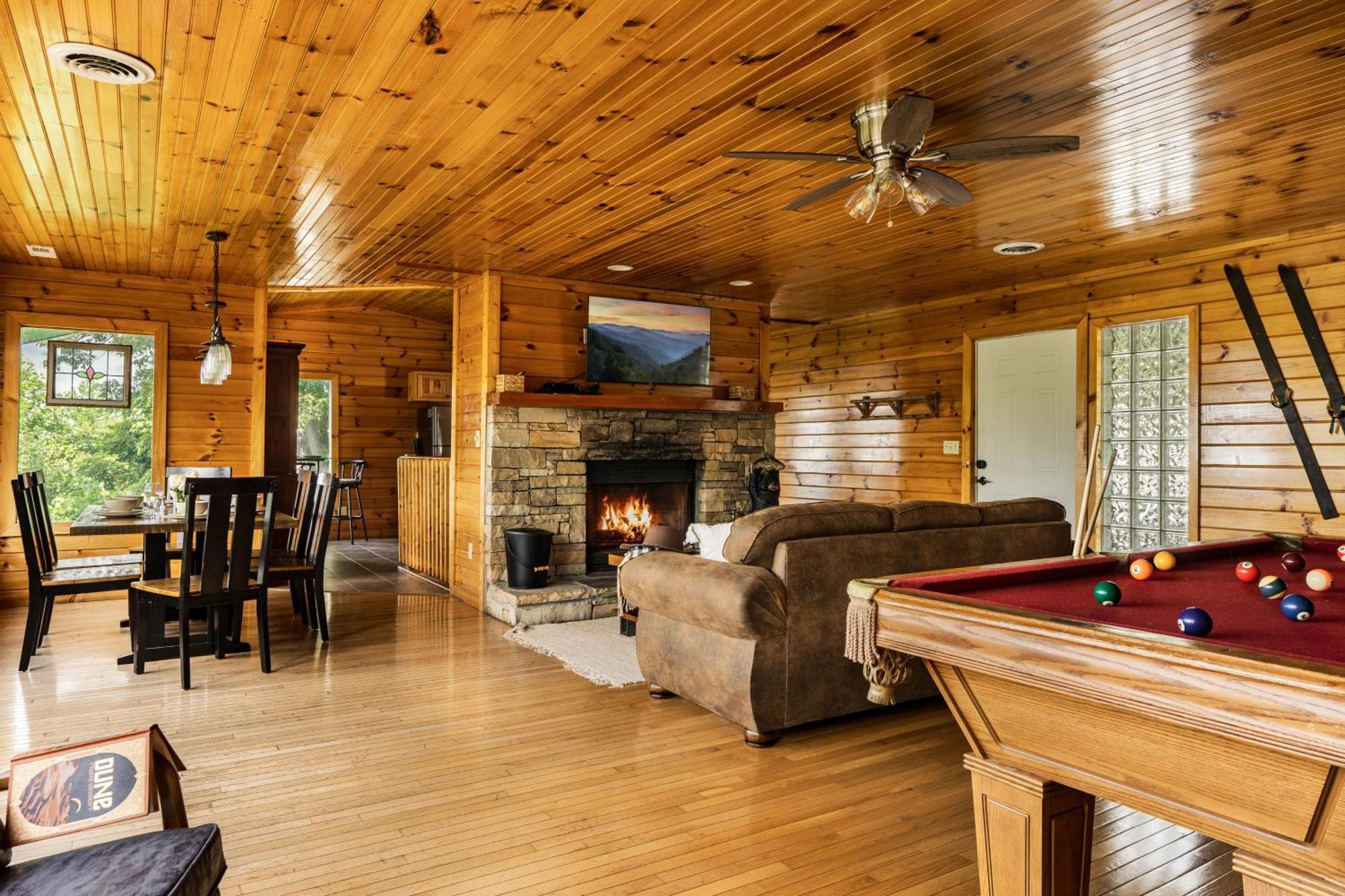 Elevista - Quaint&Private-Views-Hottub-Pooltable-Bears-3 Clubhouse Pools Villa Gatlinburg Exterior photo