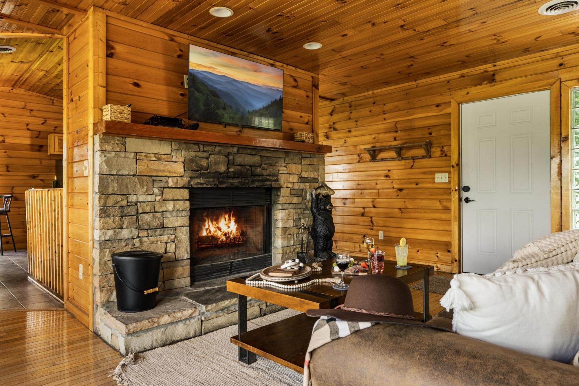 Elevista - Quaint&Private-Views-Hottub-Pooltable-Bears-3 Clubhouse Pools Villa Gatlinburg Exterior photo