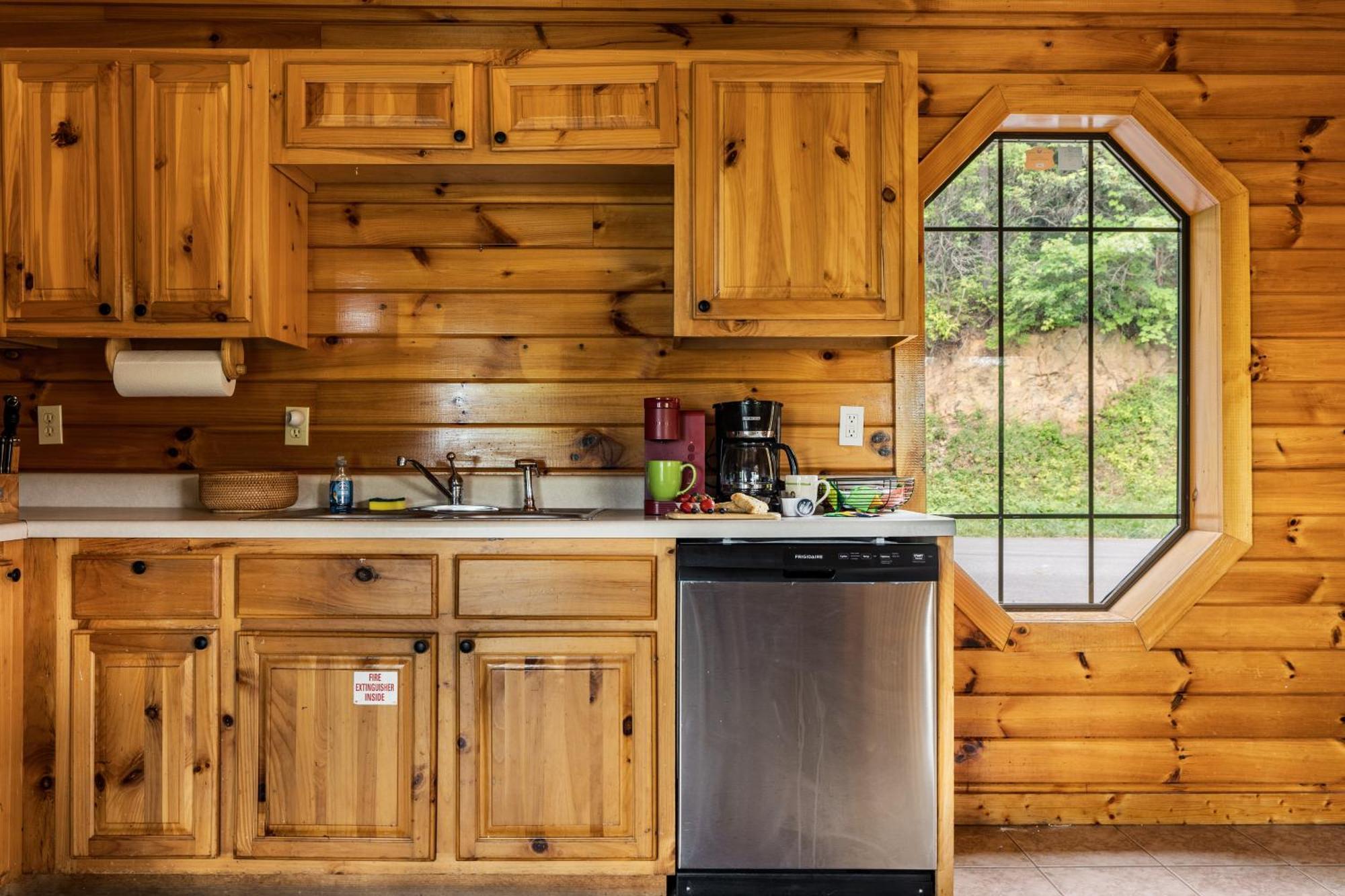 Elevista - Quaint&Private-Views-Hottub-Pooltable-Bears-3 Clubhouse Pools Villa Gatlinburg Exterior photo